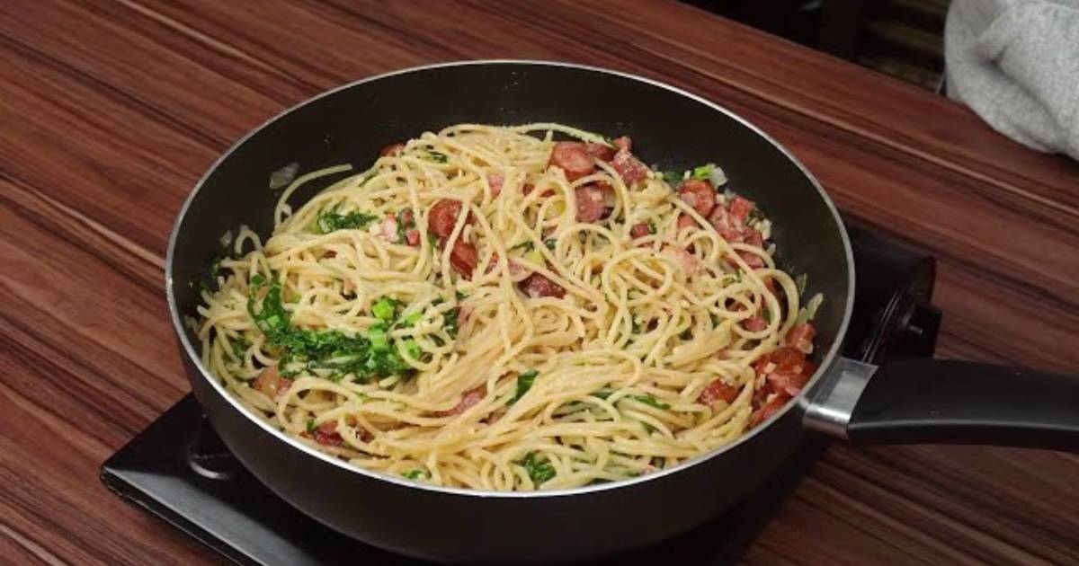 Macarrão com couve linguiça e bacon delicioso e fácil de fazer