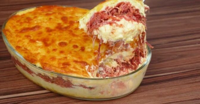 Especiais: Mandioca Cremosa de Forno com Carne Seca e Queijo Derretido