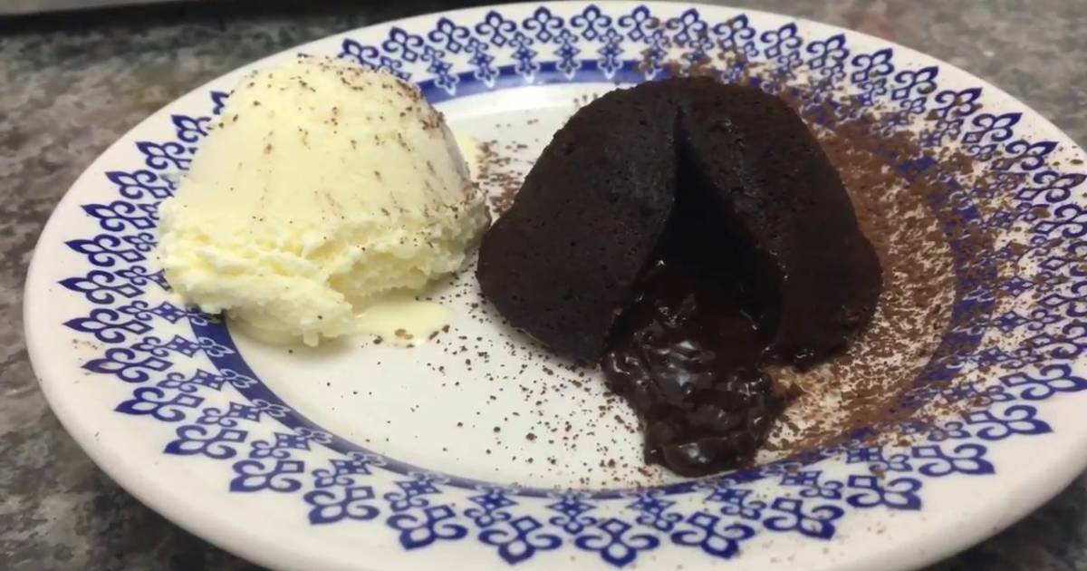 O petit gateau é uma sobremesa clássica que combina uma casquinha crocante por fora e...