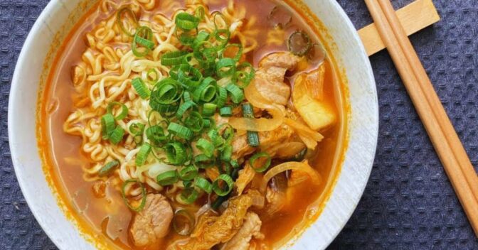 Especiais: Ramen Quente com Kimchi e Pancetta Sabor que Aquece a Alma