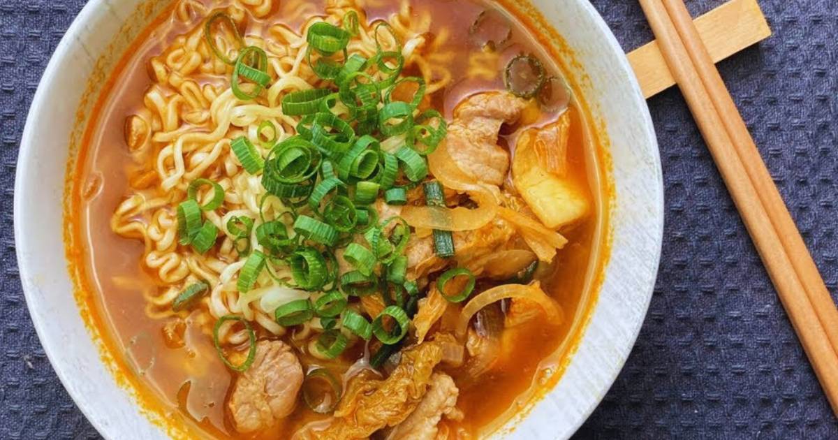 Ramen Quente com Kimchi e Pancetta Sabor que Aquece a Alma