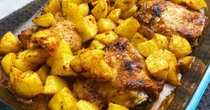 Aves: Sobrecoxa Assada com Batatas Douradas e Sabor Incrível