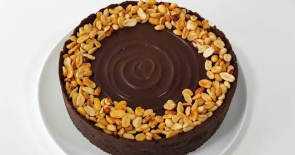 Esta receita de torta Snickers é a união perfeita de sabores e texturas, ideal para...