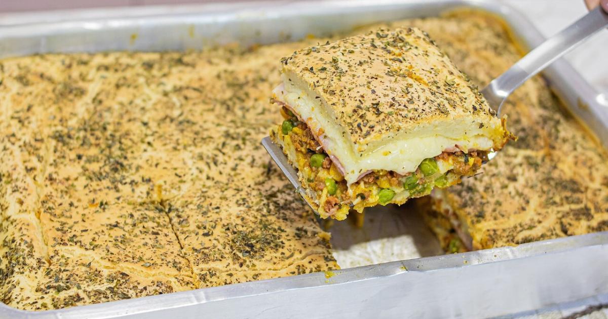 Torta de Carne Moída Com Presunto e Queijo Com uma massa suave e um recheio...