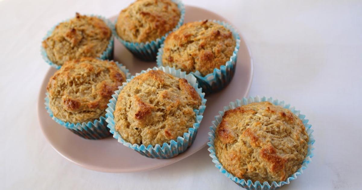 Os bolinhos de coco, banana e aveia são uma opção deliciosa e saudável para o...