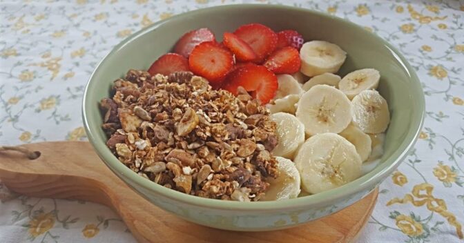 Especiais: Breakfast Bowl: Taça de Iogurte com Fruta, Granola e Mel. Uma Refeição Deliciosa e Mais Saudável!