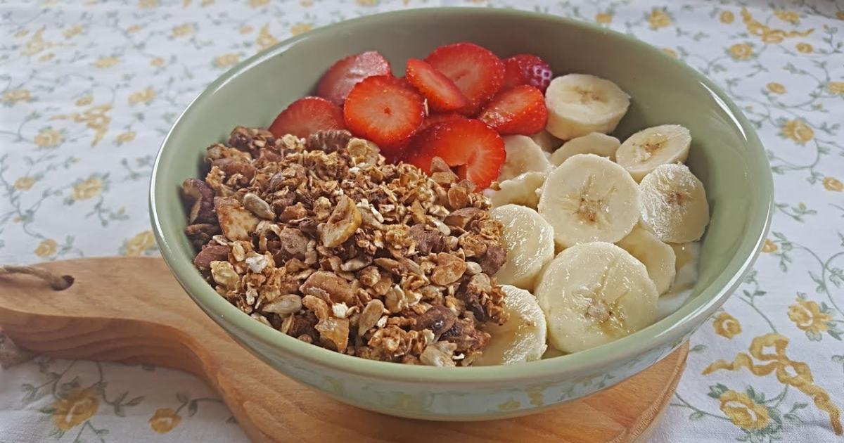 Breakfast Bowl: Taça de Iogurte com Fruta, Granola e Mel. Uma Refeição Deliciosa e Mais Saudável!