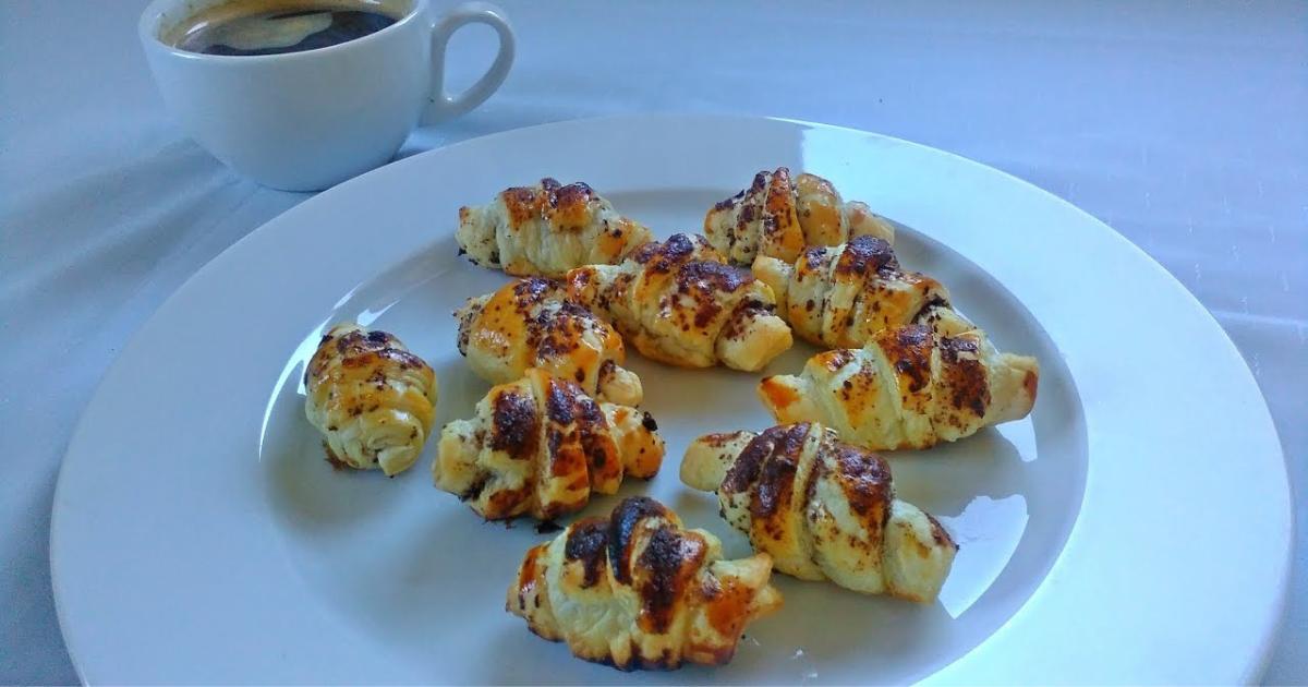 Os mini croissants de chocolate são uma deliciosa opção de lanche ou sobremesa, perfeitos para...