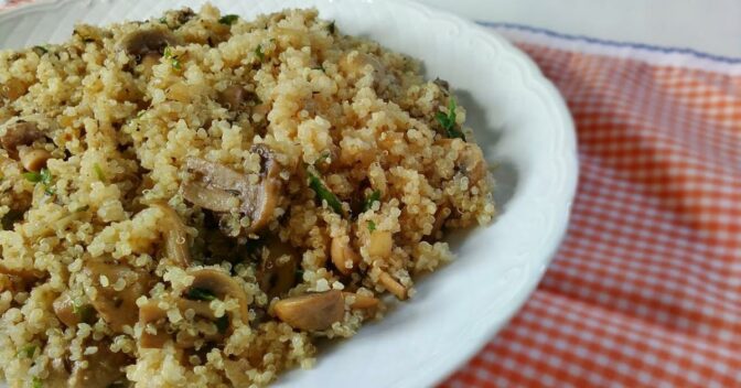 Especiais: Refeição Deliciosa e Saudável! Quinoa com Cogumelos Salteados é a Sugestão Perfeita para Qualquer Ocasião com um Preparo Bem Simples.