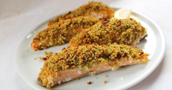 Peixes: Salmão no Forno com Crosta de Broa e Ervas. Um Prato Simples mas com um Sabor Incrível!