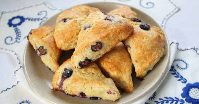 Lanche: Scones de Mirtilos e Laranja: Receita Fácil para Você Saborear Sempre que Desejar!