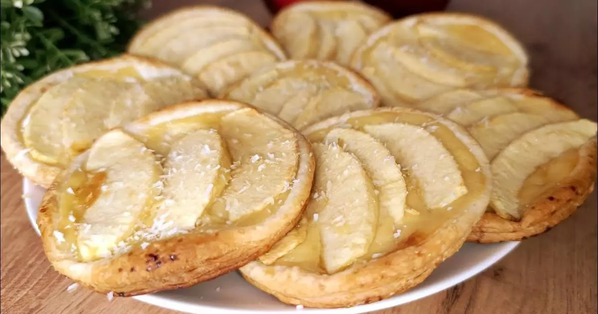 Esta receita é uma deliciosa sobremesa de creme de limão com maçã, envolta em uma...