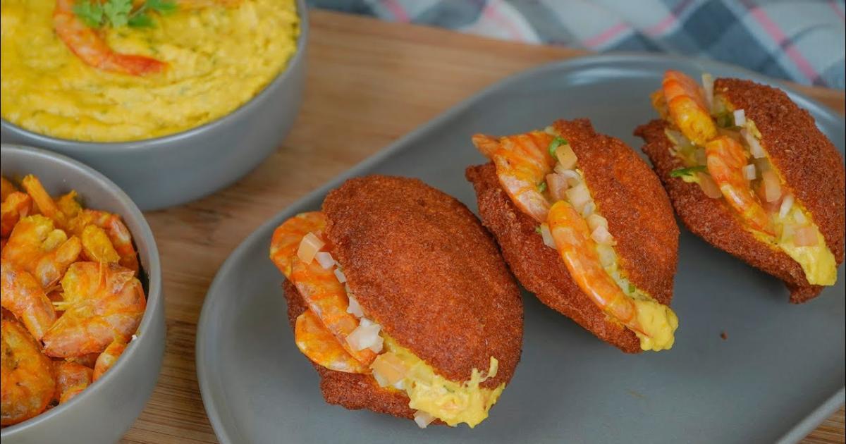 O acarajé é um bolinho típico da Bahia, feito com feijão-fradinho, frito no azeite de...