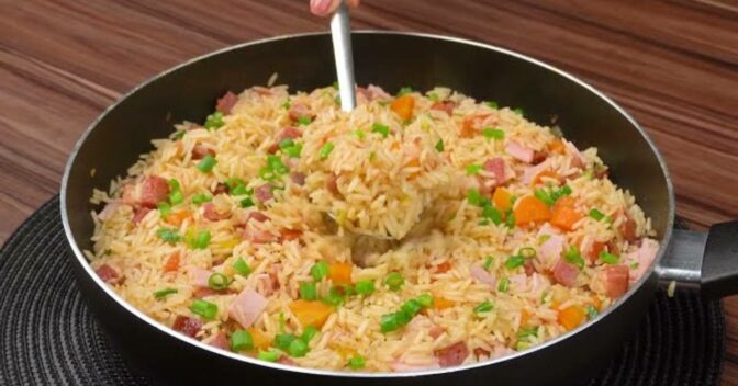 Especiais: Arroz Temperado com Bacon e Calabresa Pronto em Minutos para um Almoço Delicioso