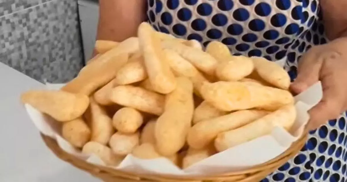 Hoje vou compartilhar uma receita de biscoitinho de polvilho doce que combina com um café....