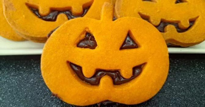 Biscoitos: Biscoito Amanteigado de Abóbora Recheado para um Halloween Incrível