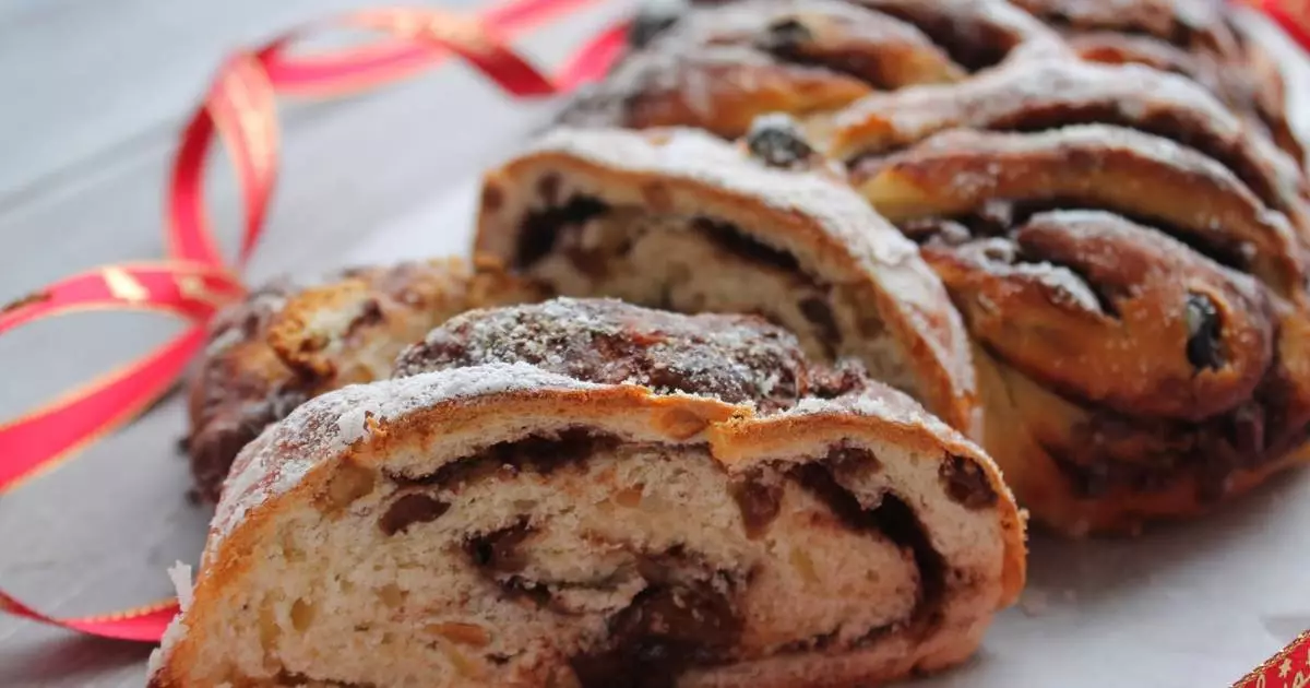 O Bolo Rei Escangalhado de Chocolate é uma variação deliciosa do tradicional bolo natalino português....