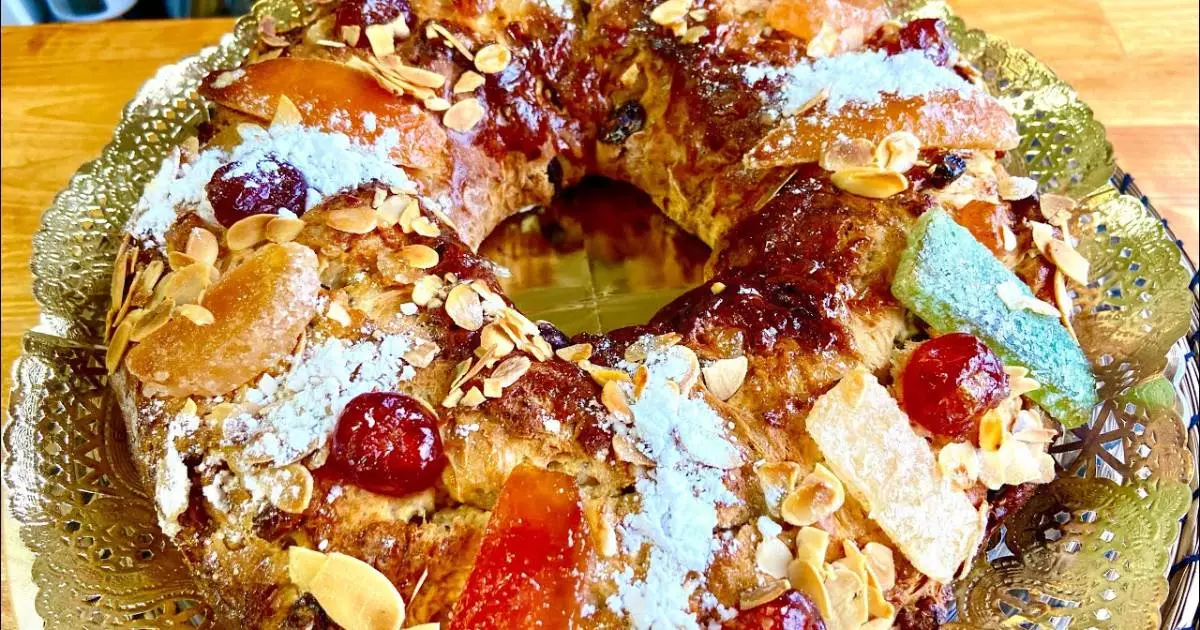 O Bolo Rei é um doce natalino clássico da culinária portuguesa, repleto de frutas cristalizadas,...