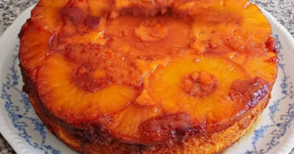 O Bolo de Ananás Caramelizado é uma sobremesa clássica portuguesa, reconhecida pela sua aparência dourada...