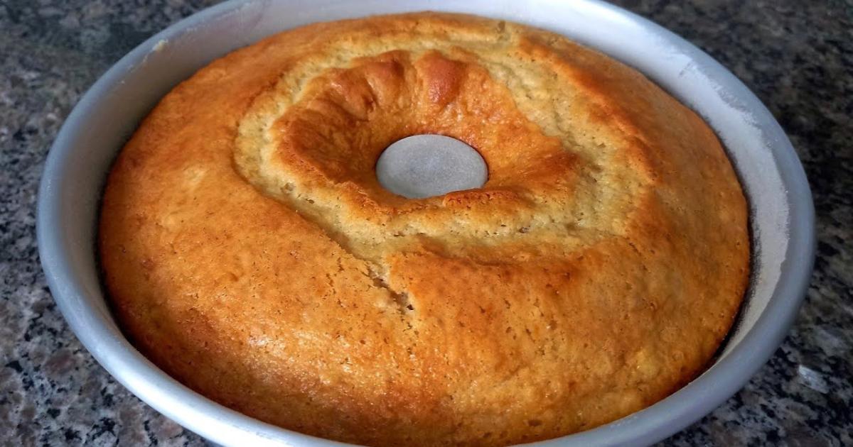 O Bolo de Banana Simples e Fofinho é uma opção deliciosa e fácil de preparar,...