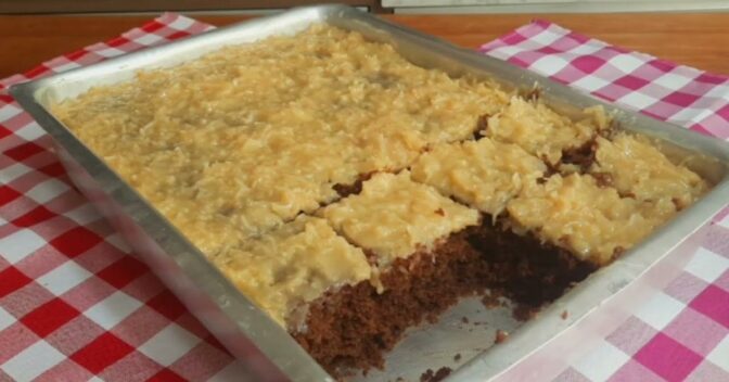 Bolos: Bolo de Chocolate com Creme de Leite e Cobertura de Cocada