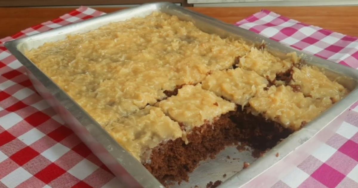 O Bolo de Chocolate com Creme de Leite e Cobertura de Cocada é uma sobremesa...