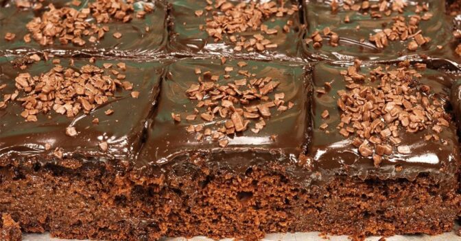 Bolos: Bolo de Chocolate com a Massa Fofinha e Molhadinha