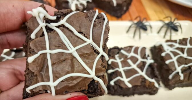 Especiais: Brownie de Halloween com Teia de Aranha Fácil de Fazer