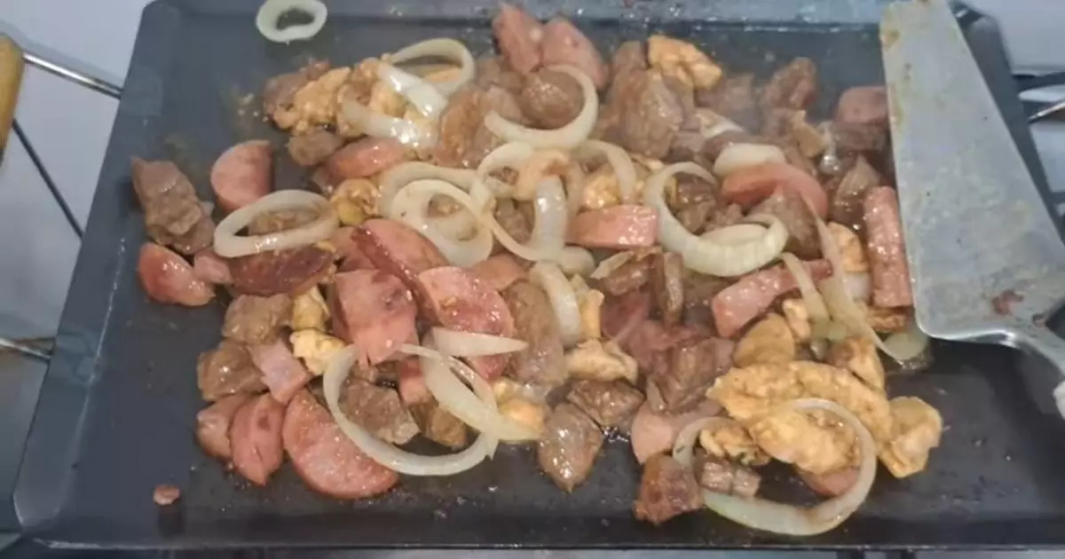 Chapa mista com calabresa, carne e frango acebolado