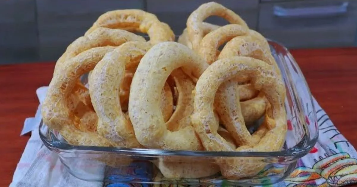 A rosca de polvilho é um lanche crocante e fácil de preparar, ideal para o...