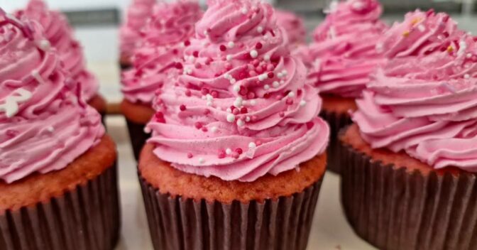 Bolos: Cupcake Rosa Barbie fácil recheado e perfeito para festas