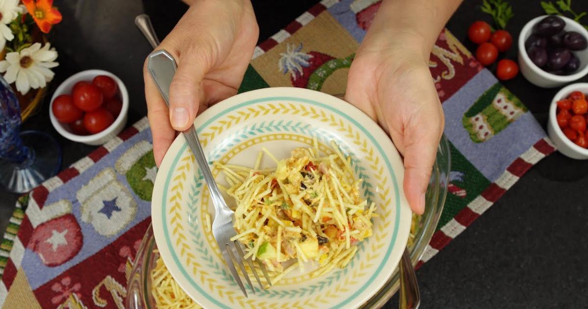 Quem nunca quis preparar uma salada de frango prática e chinesa para servir em uma...