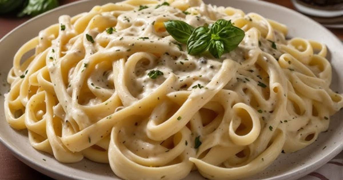 Fettuccine Alfredo Cremoso com 3 Ingredientes para um Almoço Surpreendente