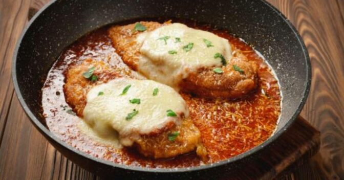 Aves: Frango à Parmegiana Crocante com Queijo Derretido