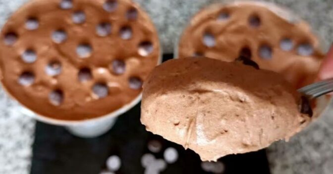 Sobremesas: Mousse Cremosa de Chocolate com Dois Ingredientes