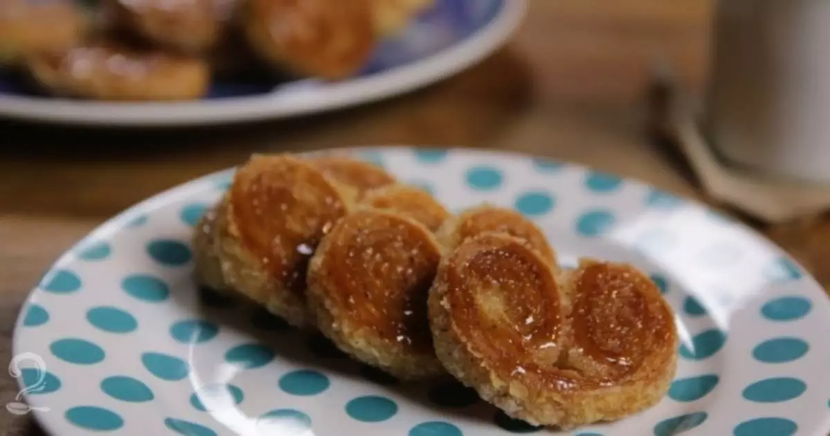 Os Palmiers, também conhecidos como Orelhas, são biscoitos crocantes e caramelizados feitos com massa folhada...