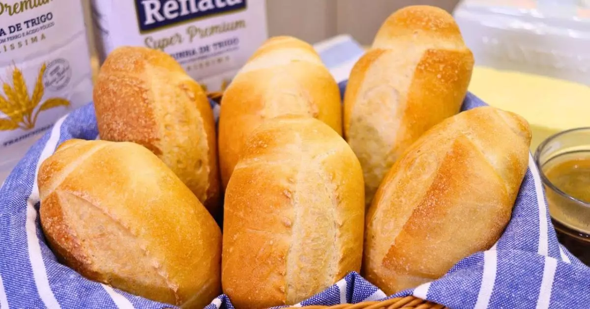 Pão Francês Caseiro Crocante e Econômico O pão francês caseiro é uma receita ideal para...