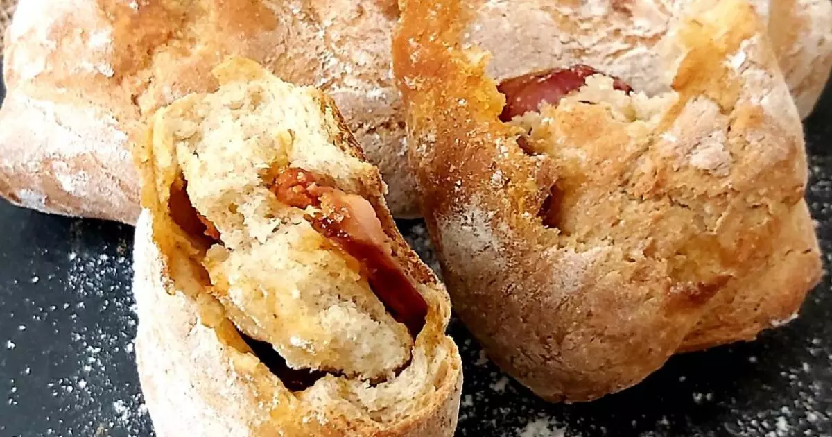 O pão com chouriço é uma receita tradicional portuguesa que combina o sabor inconfundível do...