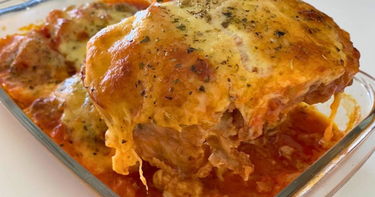 A parmegiana de frango empanado é uma deliciosa opção que combina suculentos pedaços de frango...