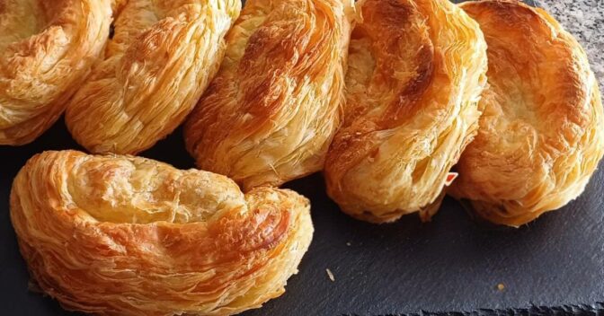 Lanche: Pasteis de Chaves o Sabor Tradicional de Portugal em Cada Mordida