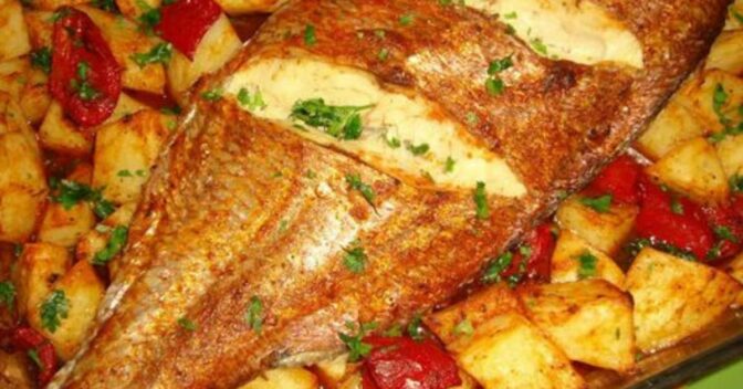 Peixes: Peixe Assado à Portuguesa com Batatas e Chouriço