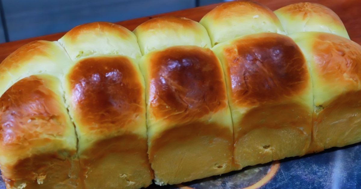 O pão brioche caseiro é uma receita clássica e deliciosa, perfeita para um café da...