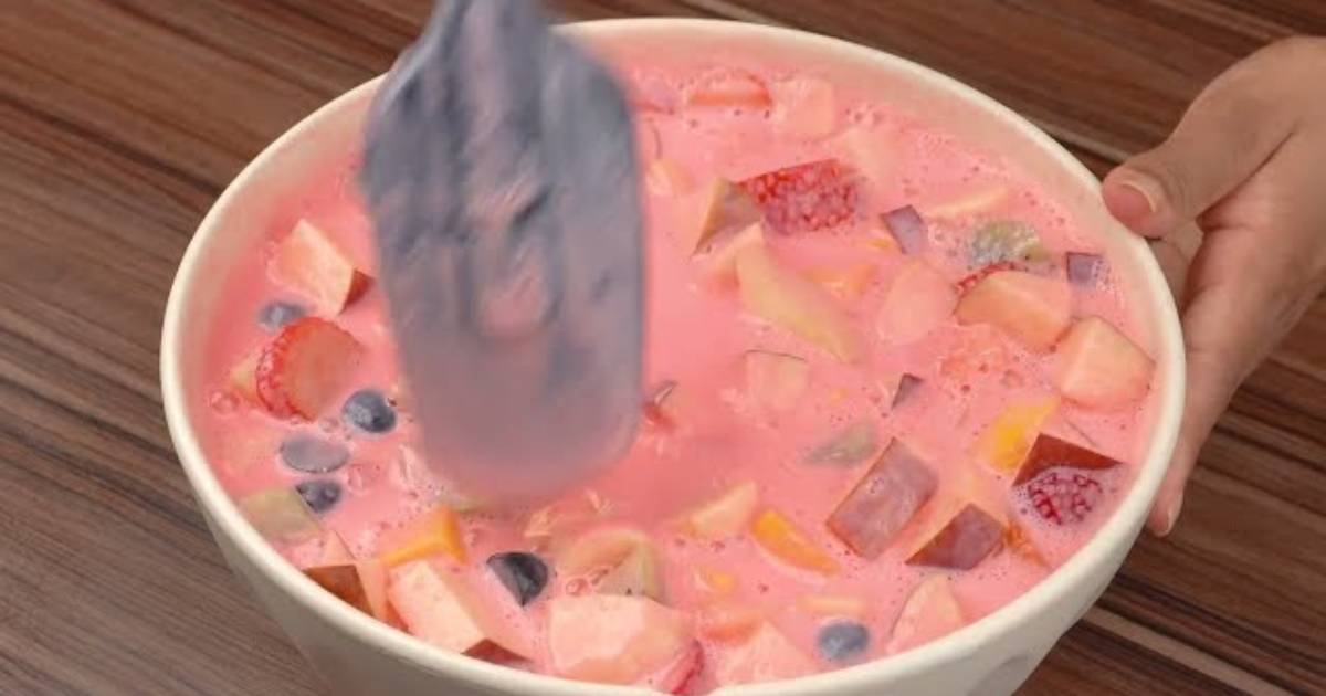 Salada de Frutas com Gelatina Cremosa e Refrescante Perfeita para o Verão