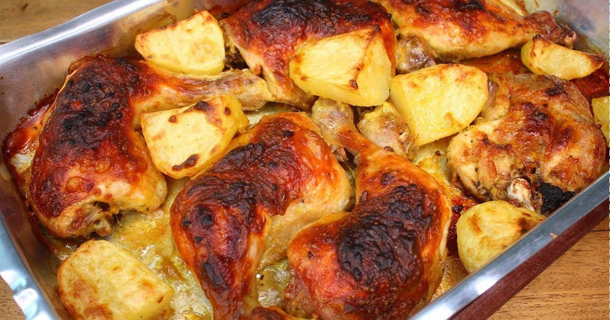 Sobrecoxa de Frango Assada com Batatas Crocantes e Suculentas de Dar Água na Boca