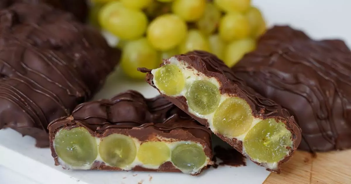 A Sobremesa Bombom Surpresa de Uva é uma delícia que combina a cremosidade do brigadeiro...