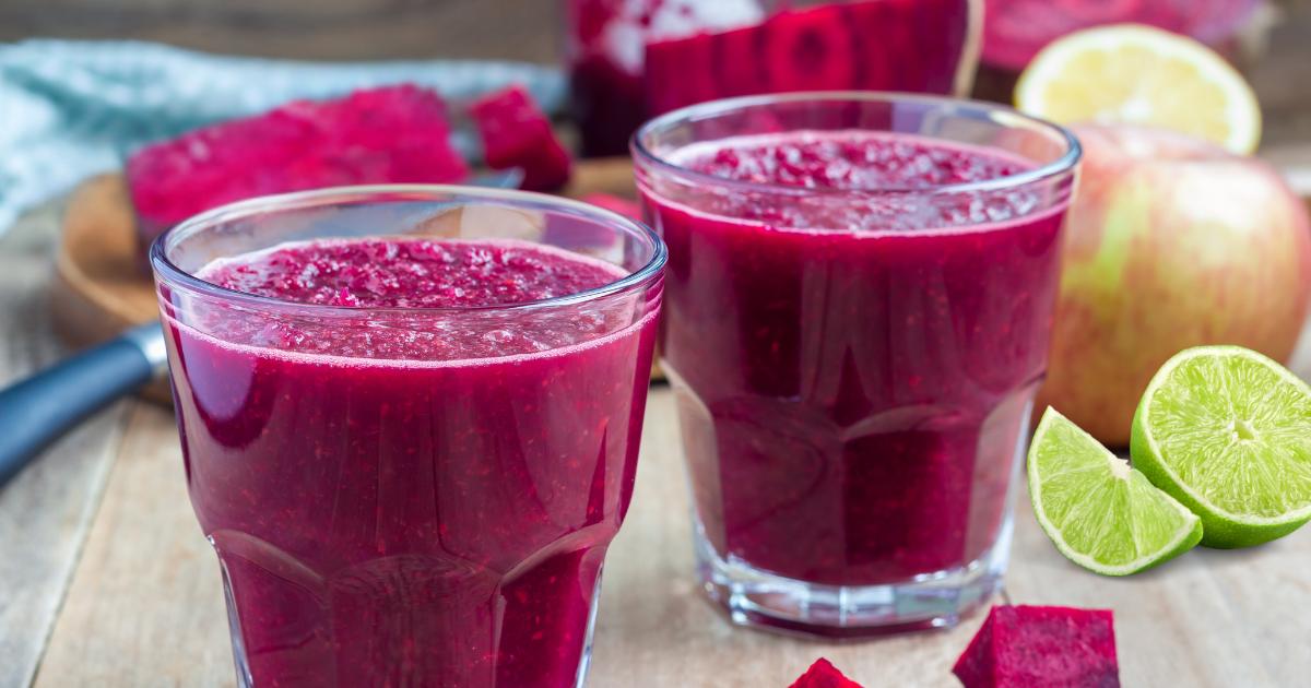 O suco de beterraba, maçã e limão é uma bebida refrescante, cheia de vitaminas e...