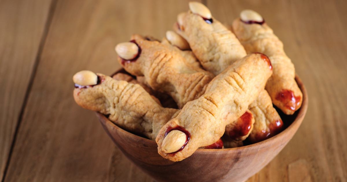 Este biscoito de dedo de bruxa é uma receita perfeita para festas de Halloween ou...