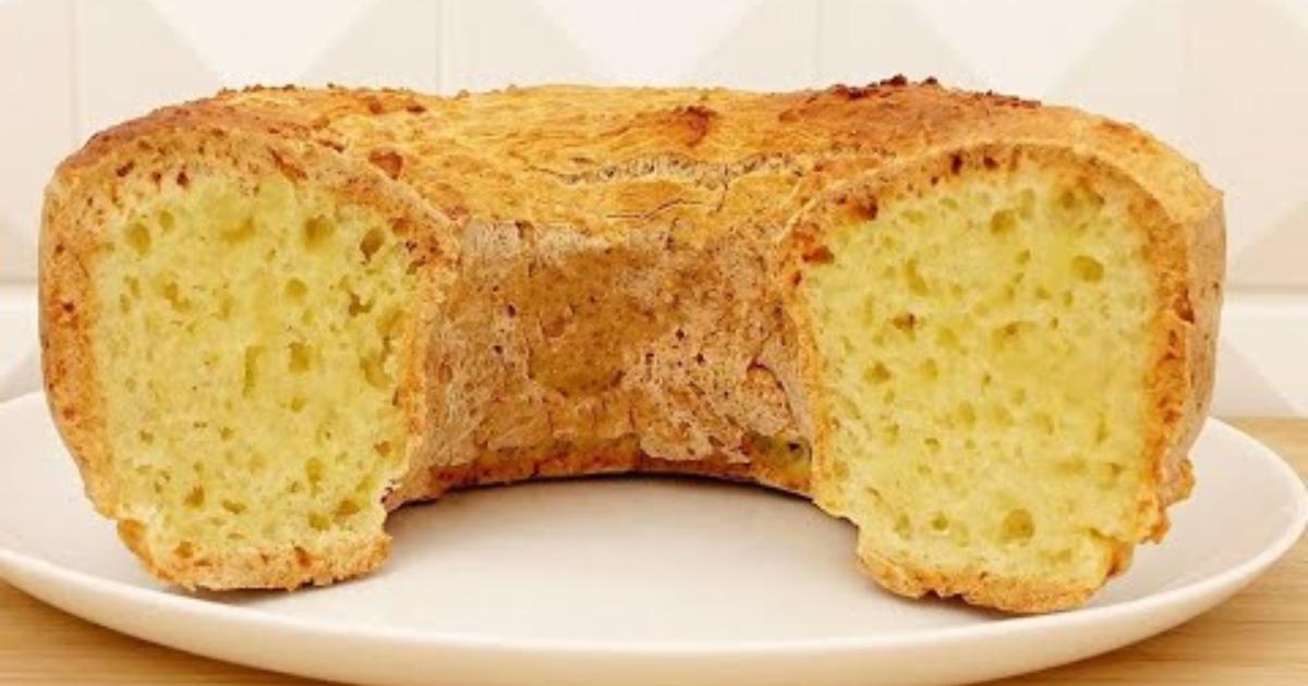 O bolo de tapioca, também conhecido como bolo de goma, é uma receita tradicional do...