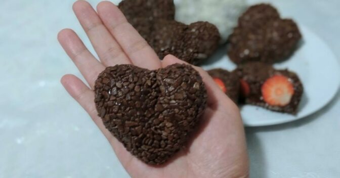 Doces: Delicioso Coração de Brigadeiro com Morango. Receita que Dá Água na Boca!