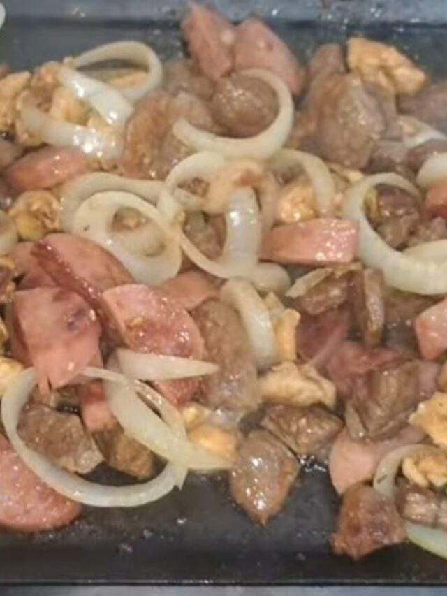 Essa receita é uma combinação deliciosa de carnes variadas grelhadas na chapa, acompanhadas de cebola...